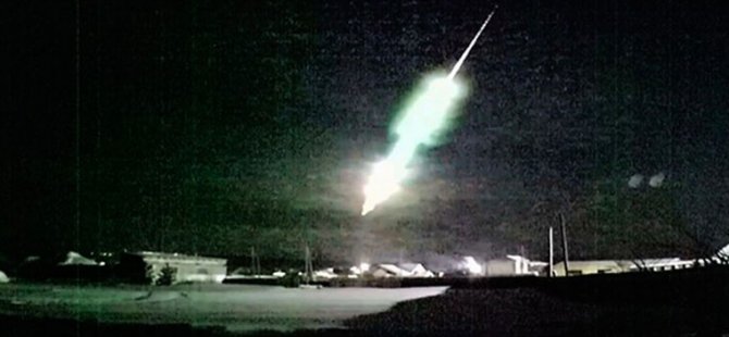 Rusya'da meteor roket şeklinde düştü