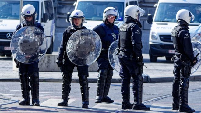 Brüksel'de polis koronavirüs kontrolünden kaçan gence çarparak ölümüne neden oldu, protesto gösterileri düzenlendi