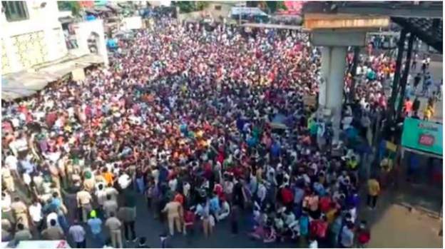 Mumbai'de sokağa çıkma kısıtlamasına karşı çıkan yüzlerce kişi protesto gösterisi düzenledi