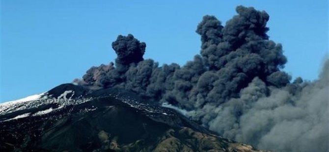 Etna Yanardağı yeniden faaliyete geçti