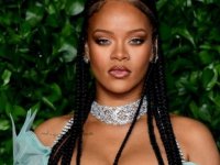 Rihanna, iç giyim defilesinde kullandığı hadis için Müslümanlardan özür diledi