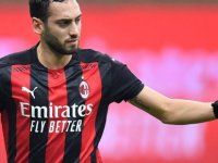 Hakan Çalhanoğlu, İtalya'da ayın futbolcusu seçildi