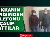 Dükkanın içerisinde telefonu çalıp sattılar