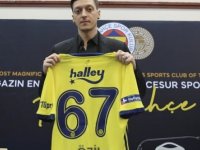 Özil’in imza töreni için hazırlanan üç forma 36 bin avroya satıldı: Çubuklu rekor kırdı