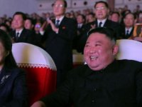 Kuzey Kore lideri Kim Jong Un'un eşi bir yıl aradan sonra kamuoyu önüne çıktı