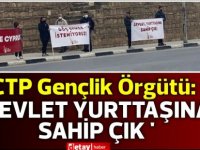 CTP Gençlik Örgütü üyeleri, Mağusa’daki Anıt Çember’de toplanarak pankartlar açtı