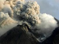 Merapi Yanardağı’nda patlama: Turuncu alarm verildi