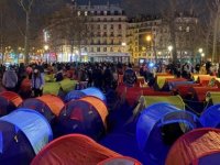 Sığınmacılar Paris’te kamp kurarak hükümete tepki gösterdi