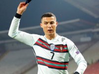 Ronaldo'nun fırlattığı kaptanlık bandı, SMA hastası bir bebeğe yardım için 75 bin dolara satıldı