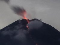 İzlanda'nın Reykjanes Yarımadası'ndaki Bir Yanardağda Oluşan Yarıktan Lav Püskürdü