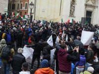 İtalya'da İşletme Sahipleri, Otoyolu Kapatarak Kovid-19 Tedbirlerini Protesto Etti