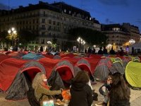 Paris'te düzensiz göçmenler 'acil barınma' talebiyle belediye binası önünde kamp kurdu