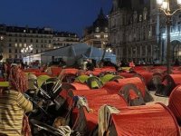 Paris Belediyesi önünde çadır kuran evsiz göçmenler tahliye edildi