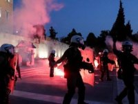 Yunanistan’da zorunlu aşı uygulamasını protesto edenlerle polis çatıştı