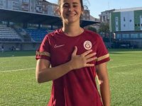 İlk Kıbrıslı Türk kadın futbolcu Galatasaray Futbol Kulübüne profesyonel olarak imza attı.