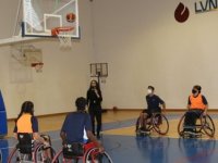 Levent College öğrencileri ile Kıbrıs Türk Ortopedik Özürlüler Derneği Basketbol Takımı basketbol oynadı