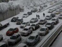 Yunanistan kara teslim: Yollarda mahsur kaldılar