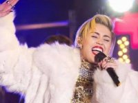 Miley Cyrus’un uçağına yıldırım çarptı