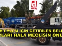 Sabah Eylem İçin Getirilen Belediye Araçları Hala Meclis Önünde