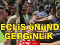 Bazı belediyelerinMeclis önünde yaptığı eylemde kısa süreli gerginlik yaşandı