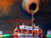 Greenpeace üyeleri Rus tankerine kendilerini zincirledi