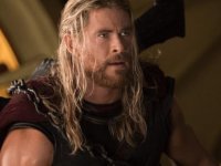 Chris Hemsworth’ün karısı, Thor kaslarından şikayetçi