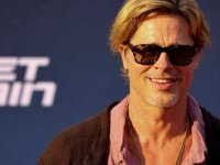 Ünlü oyuncu Brad Pitt etek giydiği yeni imajıyla dikkat çekti