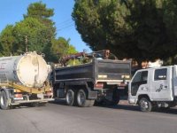 Belediye çalışanları iş araçlarıyla Meclis’e giden yolu kapadı