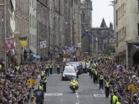 Kraliçe Elizabeth’in cenazesi İskoçya’nın başkenti Edinburgh’a götürüldü