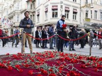 Beyoğlu'nda patlamanın olduğu yere karanfil bırakıldı