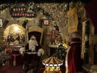 Kudüslü “Noel Baba” yüzlerce yıllık evinde çocukları ağırlıyor