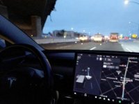 Otopilot modundaki Tesla polisten kaçtı