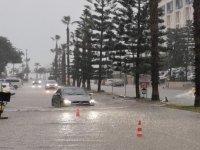 Antalya'da şiddetli yağış devam ediyor: Evleri su bastı