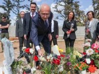 Kemal Kılıçdaroğlu, Şampiyon Melekler’in kabirlerini ziyaret edip çiçek bıraktı