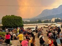 Rodos'ta orman yangını: Binlerce kişi tahliye edildi, uçuşlar durduruldu