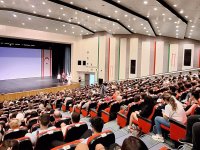 YDÜ Tıp Fakültesi’nde eğitime başlayan geleceğin doktorları, beyaz önlüklerini giyerek mesleğe ilk adımlarını attı