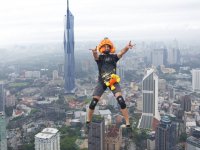 Tayland’da gökdelenden atlayan İngiliz ‘base jumper’ paraşütü açılmayınca yere çakıldı