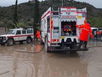 Sivil Savunma ekipleri su baskınlarına müdahale ediyor