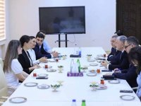 Dünya Barış Üniversitesi ve Azerbaycan üniversiteleri yetkilileri, yuvarlak masa toplantısında buluştu