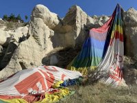 Kapadokya'da faciadan dönüldü: Sıcak hava balonu kayalıklara iniş yaptı