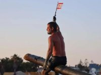 Yağlı direkten bayrak kapma yarışmasının şampiyonu Tahir Savoğlu
