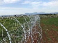 Ara bölgedeki dikenli tellerin sökülmesine başlandı