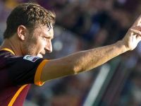 Totti bir yıl daha yeşil sahalarda