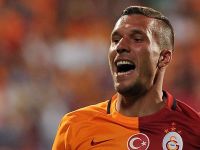 Lukas Podolski yeşil sahalara dönüyor