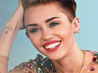 Miley Cyrus: İlk cinsel deneyimimi ortaokulda bir kız arkadaşımla yaşadım