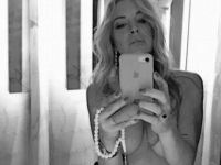 Lindsay Lohan’dan çıplak selfie