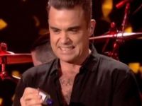 Robbie Williams, hayranlarına dokunduktan sonra elini temizledi