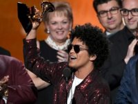 Grammy ödül törenine Bruno Mars ve beyaz güller damga vurdu