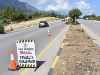 Batı çevre yolu Girne Belediyesi tarafından temizleniyor