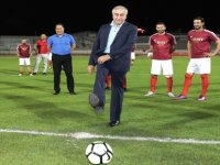 Akıncı yıldız oyuncuların sahaya çıktığı futbol maçının başlama vuruşunu yaptı